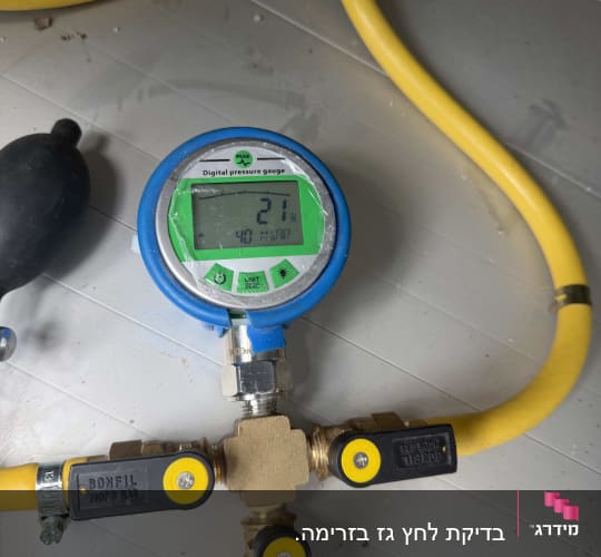 מד לחץ דיגיטלי עם צינור גז צהוב